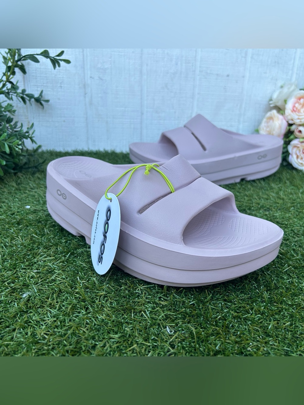 OOFOS
WOMEN OOMEGA OOAHH
SANDAL STARDUST
size 7 gently used - Picture 7 of 16